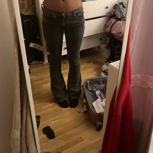 Svarta bootcut jeans - Snygga svarta bootcut jeans mid waist. Från gina