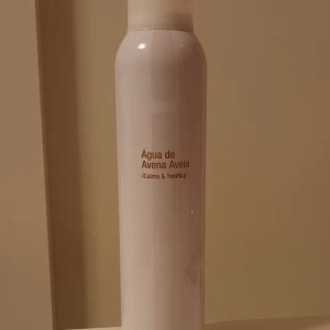 Agua de Avena Aveia - En lugnande och tonande face mist med havreextrakt. Perfekt för att fräscha upp huden och ge en återfuktande känsla. Kommer i en praktisk sprayflaska för enkel applicering. Endast testad en gång.
