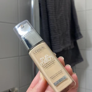 Foundation från L'Oréal Paris - Säljer min foundation eftersom det var fel färg ❤️ Den är använd 2-3 gånger men tvättas självklart innan den fraktas. Nypriset är ungefär 200kr❤️