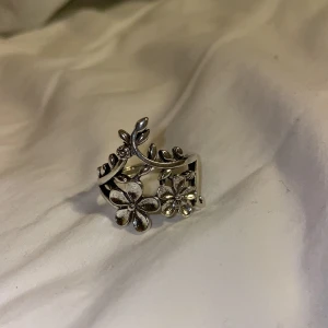 Silverring med blommotiv - Elegant silverring med ett vackert blommotiv. Ringen har detaljerade blommor och blad som ser superlyxigt ut! Säljer eftersom att den tyvärr inte passar mig. Kontakta vid behov av fler bilder eller frågor!💓💓