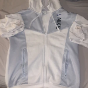 Nike zip - Egentligen xs men sitter som en S 