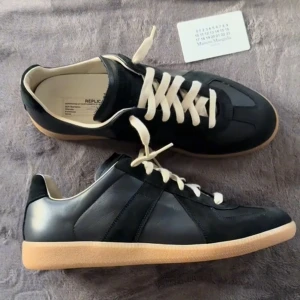 Svarta margiela gats  - Inteessekoll på mina svarta gats I storlek 43/44, knappt använda med box. Hör av er vid frågor och funderingar!☝️