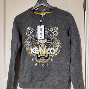 Kenzo tröja - Säljer min fina gråa kenzo tröja i storlek S. Prislapp kvar.