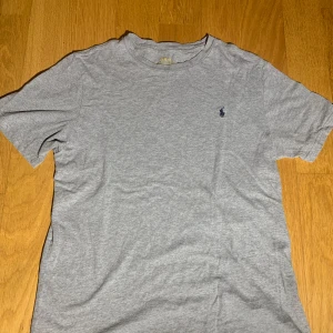 Ralp luaren t-Shirt  - Hej säljer min ralp luaren T-shirt som jag inte använder. Storlek står att den är för 160 cm lång fast den är lite stor i storleken så typ 165-167 cm passar den folk som är 