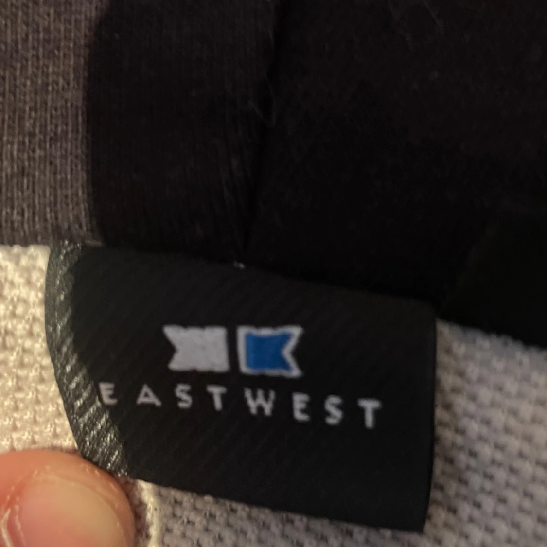 Svart hoodie från Eastwest - 90