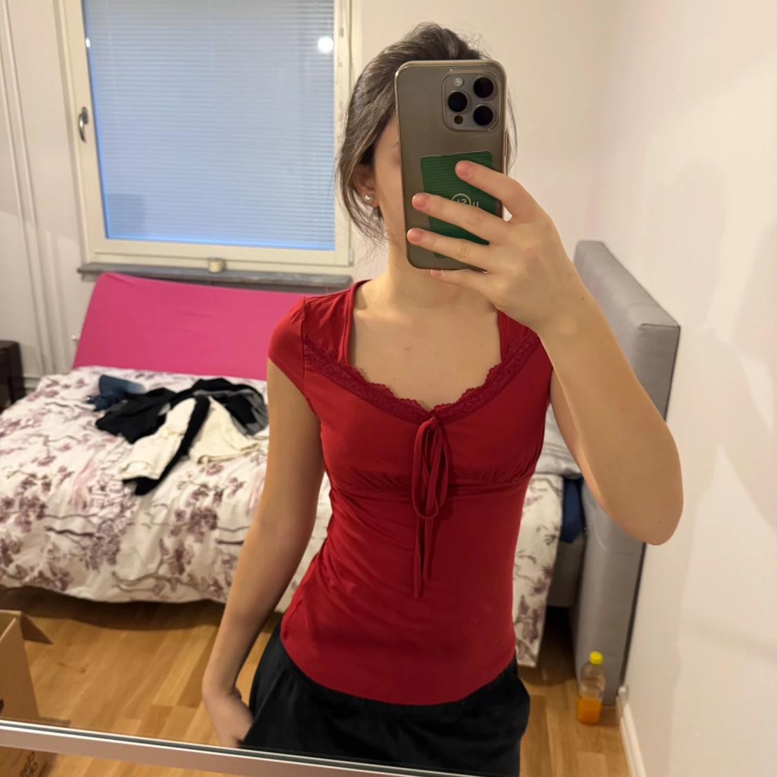 Röd topp med spetsdetaljer - 91