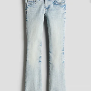 Ljusblå jeans med slitningar - Snygga ljusblå jeans med coola slitningar och en klassisk femficksdesign. De har en straight passform och är perfekta för en avslappnad stil. Jeansen har en dragkedja och knapp framtill.