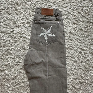 CORTEIZ JEANS I GRÅ- helt ny m. og lapparn kvar - Tjena! Säljer ett par tvärfeta CORTEIZ jeans. De är helt oanvända, med de originella lapparna kvar (se sista bild) De är gjorda av ett väldigt tålsamt denim och har en baggy (lös) fit. De passar alla från 170-187 beroende på hur du vill att de ska passa. Hör av er vid minsta intresse. Nypris ~2750 på Farfetch. Pris ej hugget i sten.
