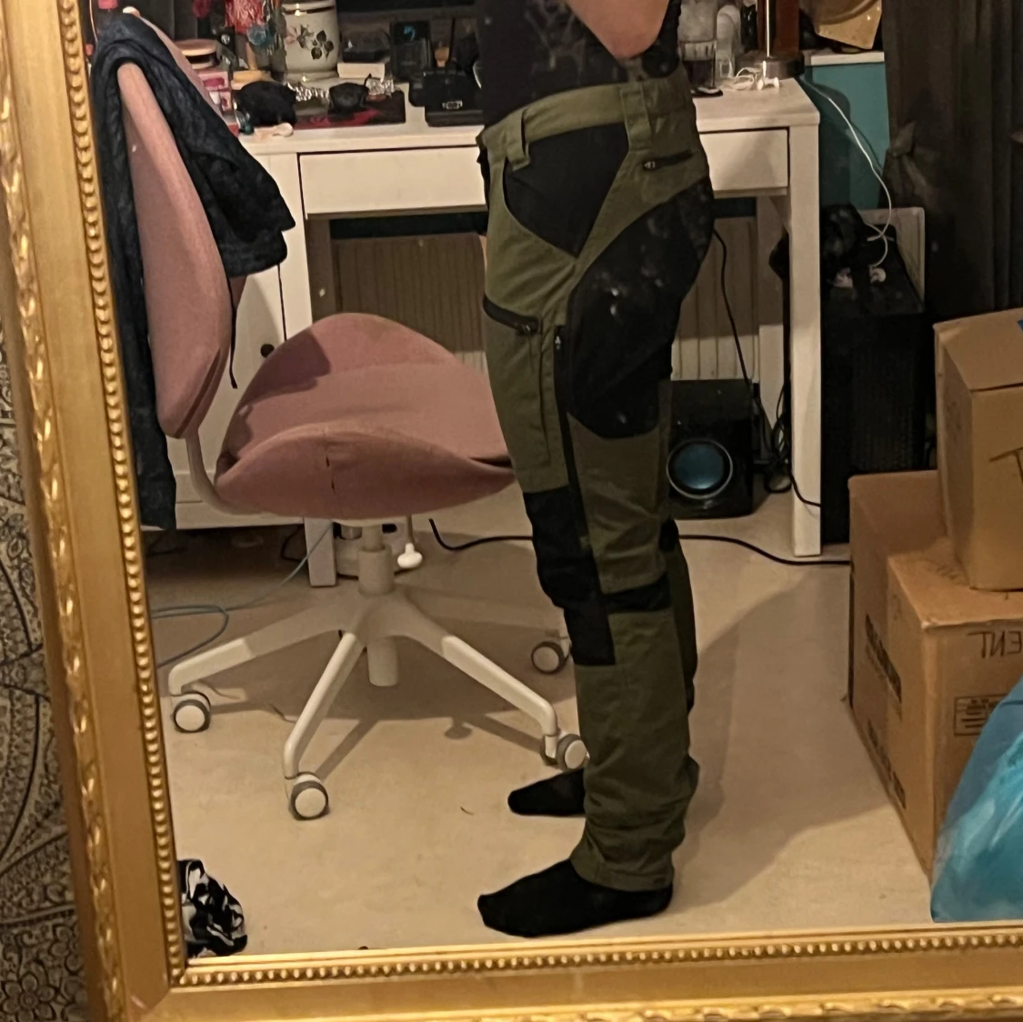 Gröna cargopants med svarta detaljer - 1