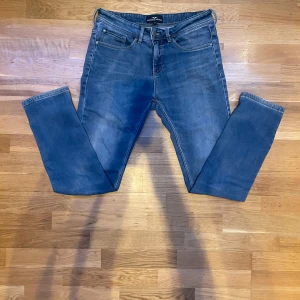 Blå jeans från Hampton Republic - Snygga blå jeans från Hampton Republic med klassisk femficksdesign och dragkedja. Perfekta för en avslappnad stil. Märkesdetalj i läder baktill.    Storlek:w31 l32. Hör av dig vid några frågor