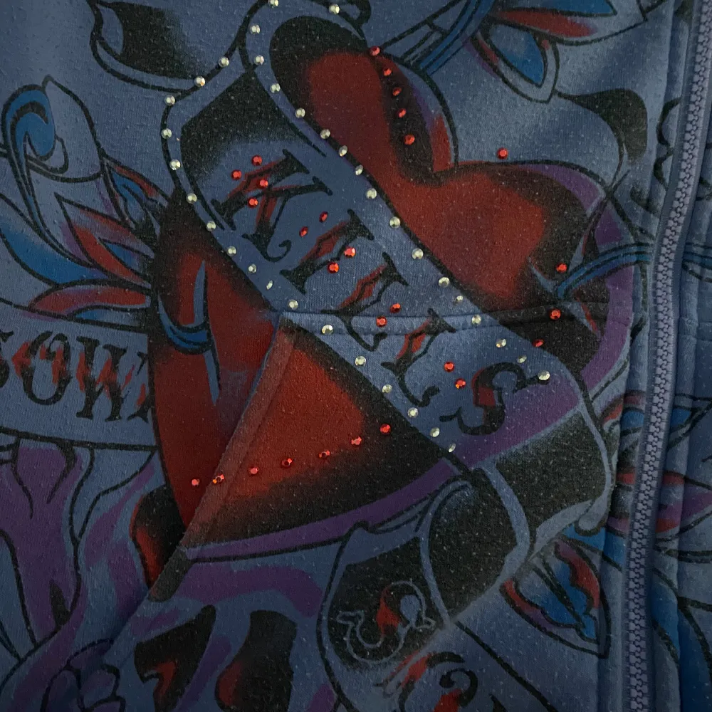 En riktig fetttttt tröja ed Hardy type tröja med diamanter på hjärtat den har inga skador i perfekt skick pris kan diskuteras. Hupparit & Collegepaidat.