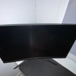 Svart böjd datorskärm från AOC - Säljer en svart böjd datorskärm från AOC med röda detaljer. Skärmen har flera anslutningsmöjligheter inklusive HDMI och VGA och display port. Perfekt för gaming eller arbete med sin stilrena design och böjda form för en uppslukande upplevelse.Skärmen har 165 hz och är 24 tum.