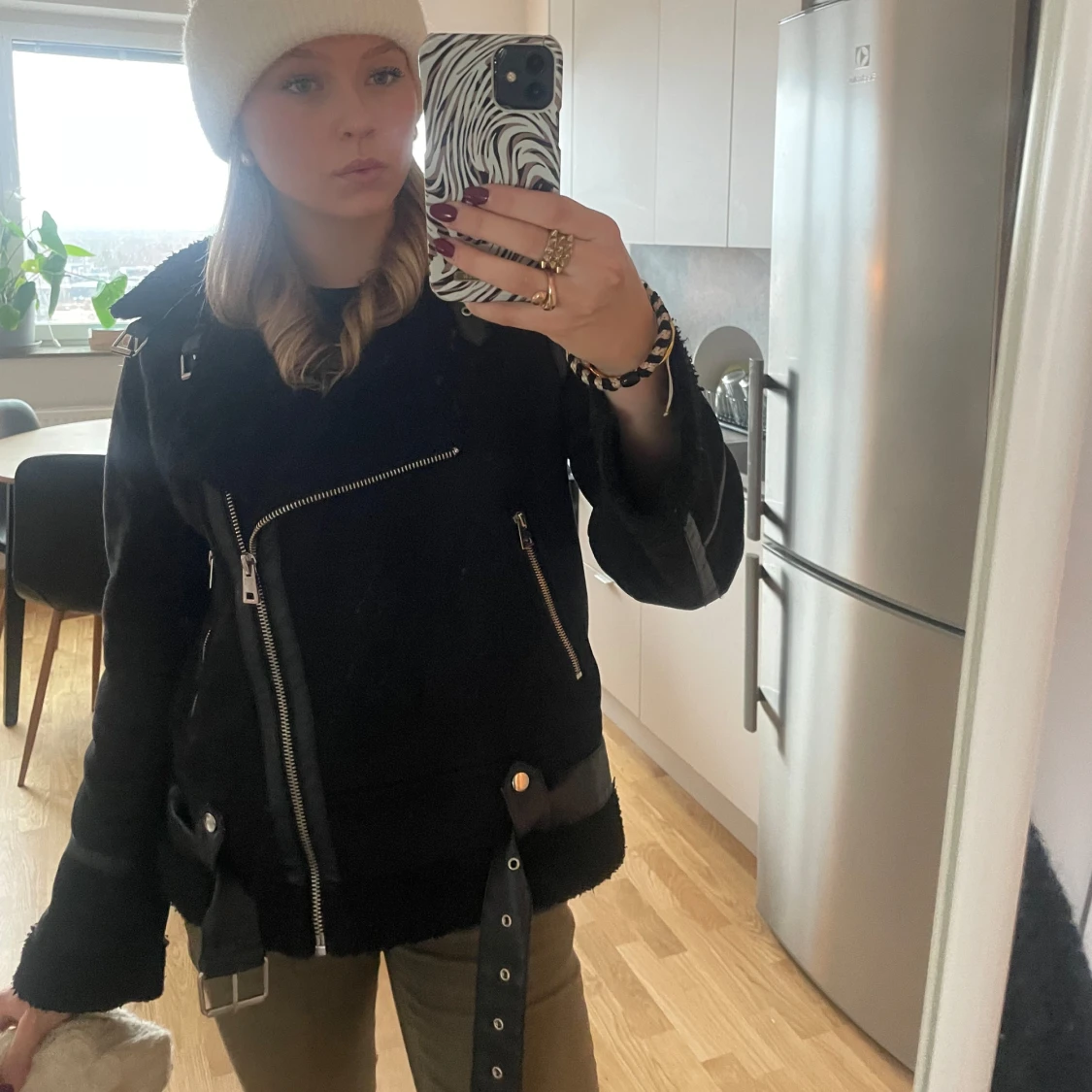 Svart jacka med dragkedjor - 1