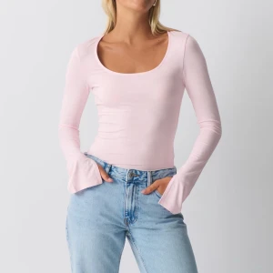 Ljusrosa topp från Gina Tricot (XS) - ALDRIG ANVÄND!!! Säljer en stilren ljusrosa långärmad topp från Gina Tricot. Toppen har en rundad halsringning och är tillverkad i ett mjukt material som ger en skön passform. Perfekt för både vardag och speciella tillfällen.