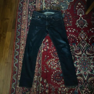 Mörkblå jeans från Polo Ralph Lauren - Snygga mörkblå jeans från Polo Ralph Lauren med klassisk femficksdesign och en läderpatch med logga på baksidan. Perfekta för en stilren look. De har en normal passform och är tillverkade i slitstarkt denim.