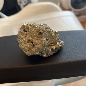Glittrig pyritsten - Säljer en glittrig pyritsten med vacker guldig färg. Den har ojämn yta och glänser fint i solen. Just denna som jag säljer är mycket stor! Perfekt för kristall samlare :D