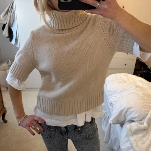 Kashmirtröja - Stickad tröja i kashmirmix från h&m, så så snygg och i nyskick. Kortämad med polokrage