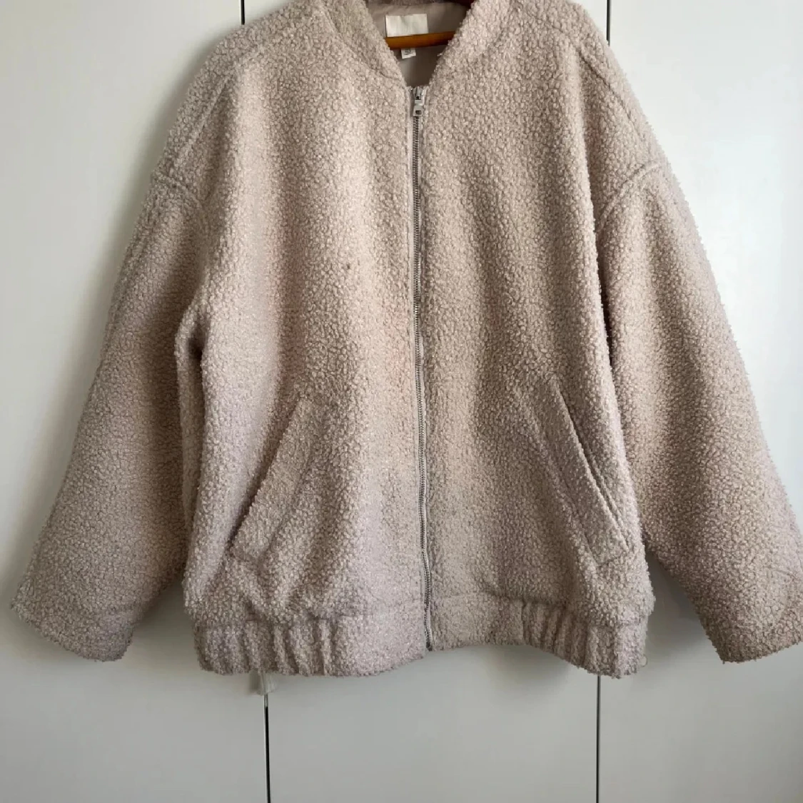 Beige teddyjacka från H&M - 90