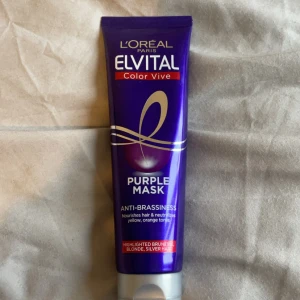 L'Oréal Paris Elvital Color Vive Purple Mask - Lila hårmask från L'Oréal Paris Elvital Color Vive som motverkar gula och orange toner i blont, brunt och silverfärgat hår. Innehåller 150 ml och är perfekt för att vårda och neutralisera oönskade nyanser. Endast testad
