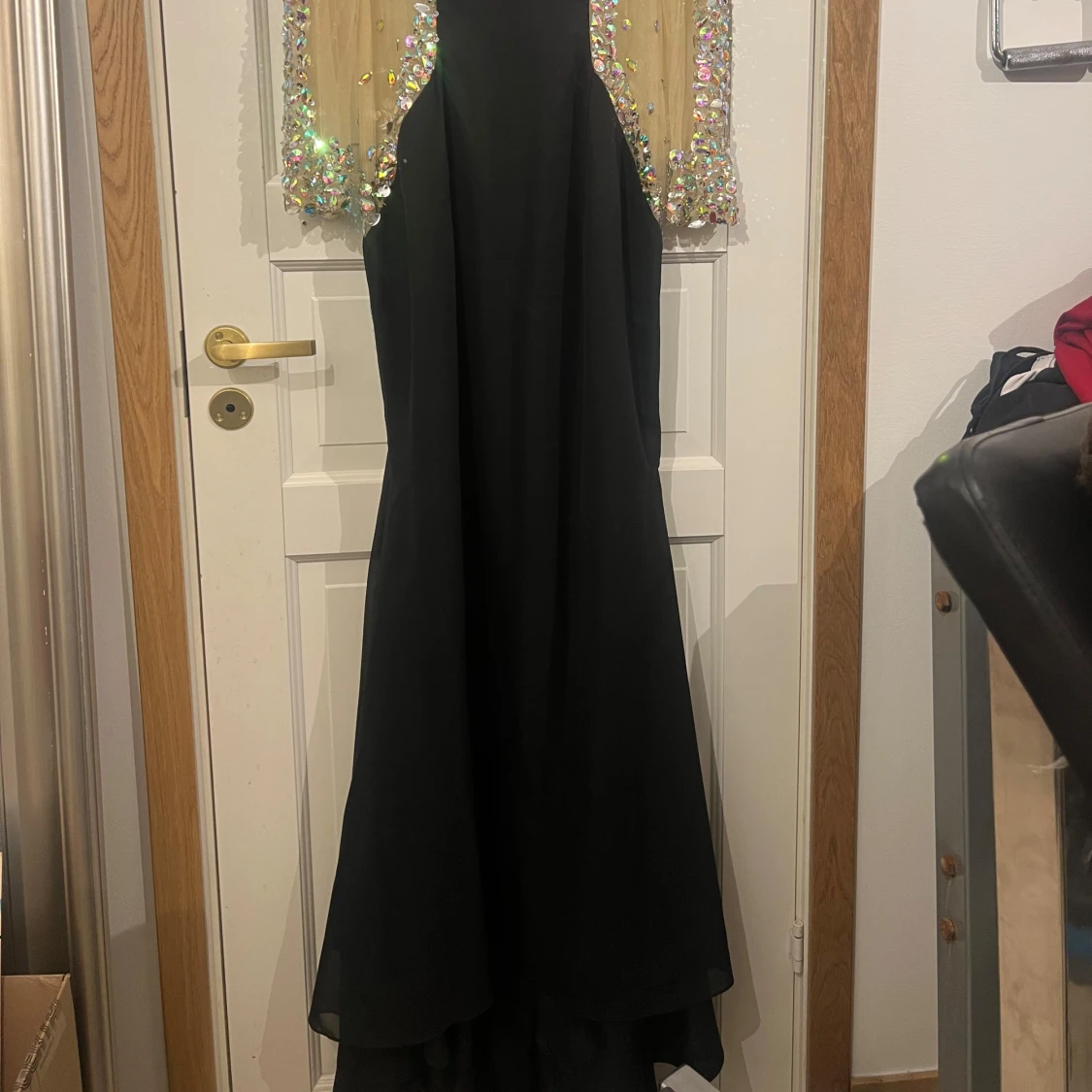 Svart långklänning med glittriga detaljer - 1