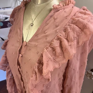 Söt blus  - Säljer denna super fina blus då den inte kommer till användning💕, jätte fint skick då jag själv aldrig använt den. Passar perfekt nu till våren och sommaren🌸