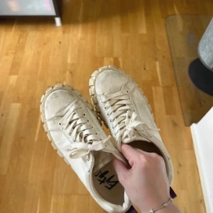 Vita sneakers från Eytys - Säljer ett par vita sneakers från Eytys med grov sula och snörning. Skorna har en stilren design. De är i storlek dam 39 och har en robust yttersula för extra komfort.