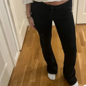 Bootcut jeans - Svarta bootcut byxor från zara. Slutsålt på hemsidan.💗 lågmidjadd