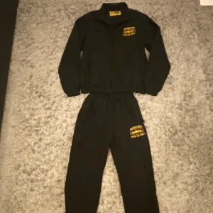 Corteiz ”FREEZE CORLEONE” tracksuit  - Säljer en helt ny och oanvänd Corteiz Freeze Corleone tracksuit i storlek XS, som motsvarar en S eftersom de är lite större i storleken. Setet är i toppskick och jag säljer det för att det var en present jag inte riktigt gillade                                                                           Tyvärr har jag inte kvittot eller originalförpackningen, då jag fick det som en present och slängde emballaget utan att tänka på det. Setet är dock använt ett fåtal gånger men är i ny och ren skick