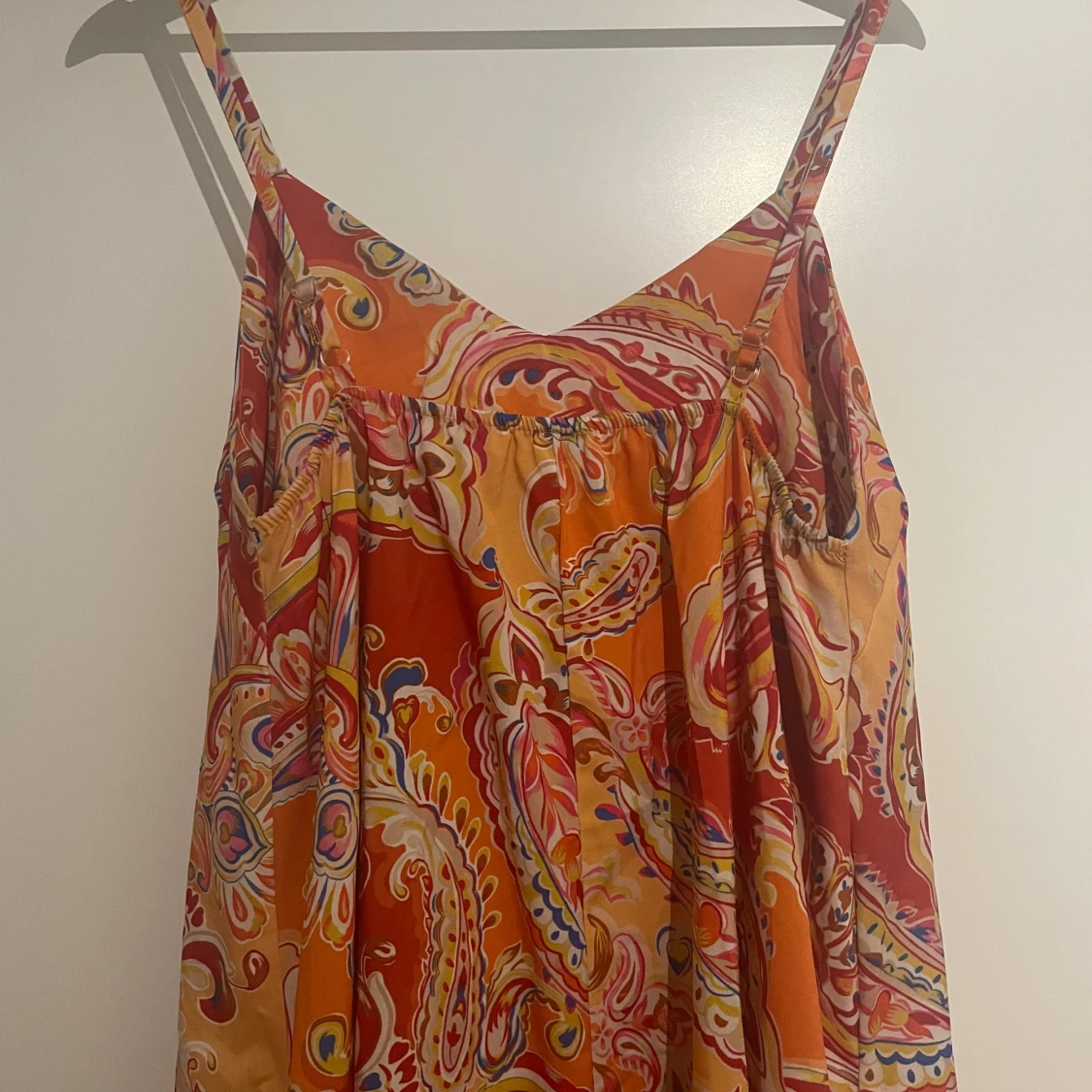 Färgglad långklänning med paisleymönster - 1