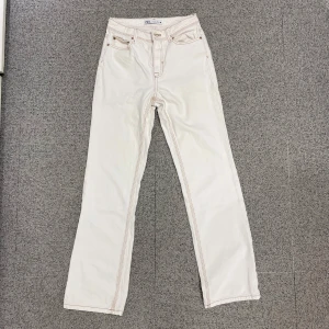 Vita jeans - Vita jeans från Zara  (Innerbenslängd 78 cm)