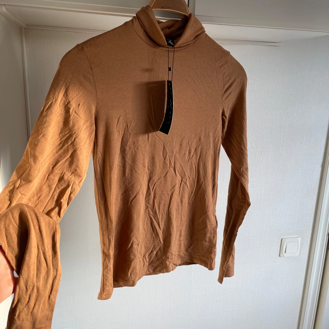 Brun polotröja från Amisu - 90