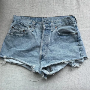 Blå jeansshorts från Levi's - Blå jeansshorts från Levi's i storlek M. Dom är i bra skick och är använda ett par gånger. Supersnygga men säljer för att dom är lite för små för mig🥲🥰