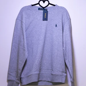 Ralph Lauren sweatshirt - Helt ny Ralph Lauren sweatshirt med det klassiska logotypbroderiet på bröstet. Tröjan har långa ärmar och en rund halsringning, perfekt för en stilren look. Finns fler storlekar i min profil, kom gärna med frågor och bud!😁