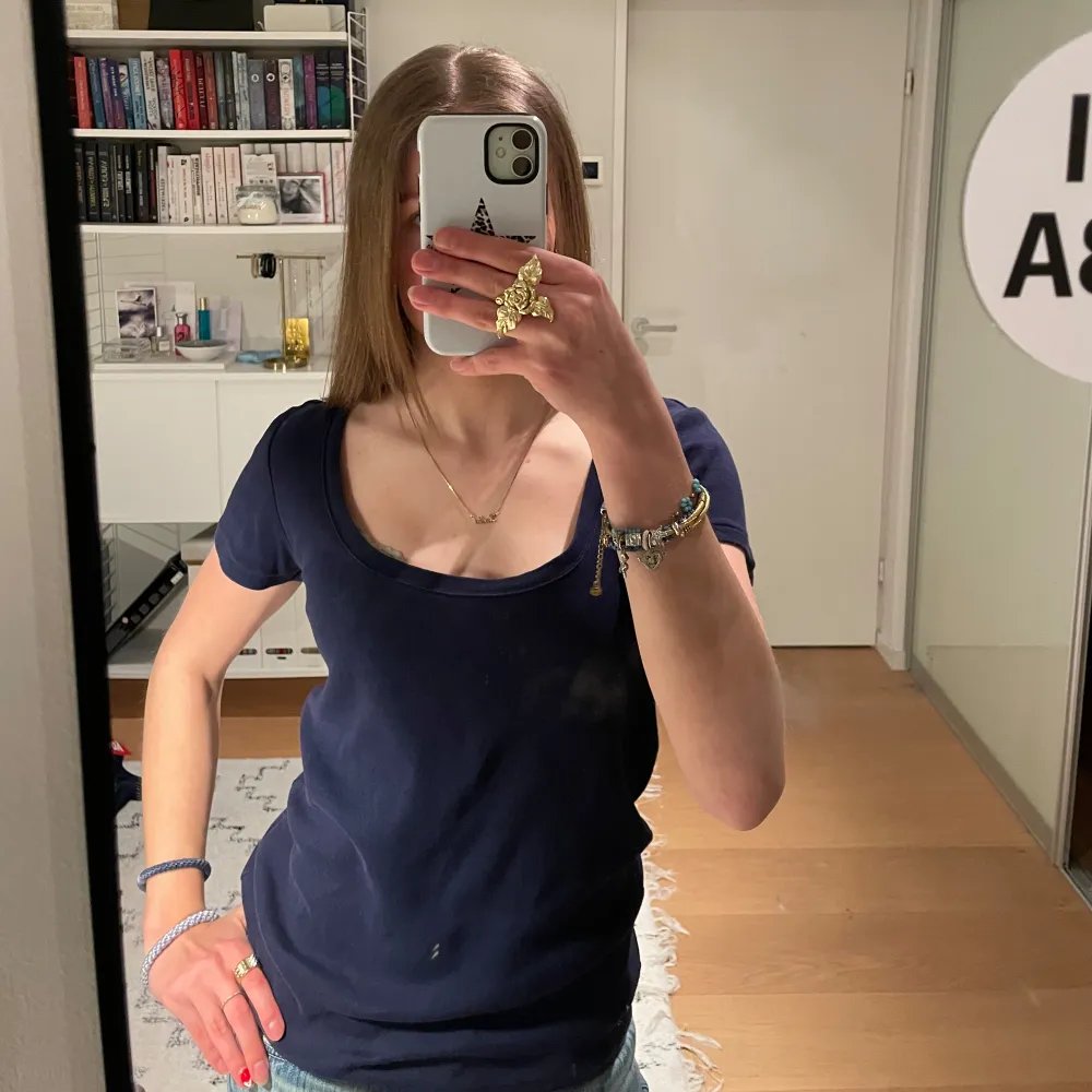 Säljer en fin mörkblå t-shirt från Ralph Lauren💕Har använt bara ett par gånger. Säljer för behöver inte längre. Storlek M. Är inte en smal model! Kom gärna med bud💝. T-paidat.