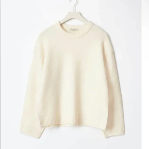 Vit stickad tröja - Vit/beige stickad tröja från Ginatricot i strl M, helt oanvänd med lappar kvar! Nypris 399💕