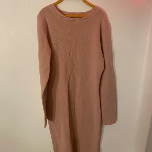 Rosa stickad klänning - Mysig rosa stickad klänning med lång ärm och rund hals. Perfekt för kyligare dagar med sin mjuka och bekväma passform.