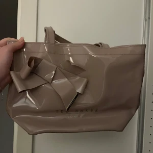 Ted Baker väska - Jätefin beige/rosa väska från tedbaker, perfekt för skolan eller jobbet, säljer då den ej kmr till användning längre💗inga defekter, har knappst använt