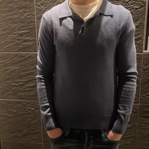 Mörkblå tröja från Morris - Säljer en stilren mörkblå tröja från Morris i 100% merinoull. Tröjan är i storlek S, den är som ny och har inga hål eller defekter. Modellen är cirka 179cm lång och väger ungefär 60kg. Väldigt fräsch och snygg. Skriv för mer info.