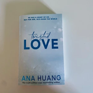 Twisted Love - Boken 'Twisted Love' av Ana Huang är en romantisk berättelse med ett isigt hjärta och brinnande passion. Omslaget är stilrent i ljusblått med titeln i mörkblå text. Perfekt för dig som älskar intensiv och känslosam läsning.