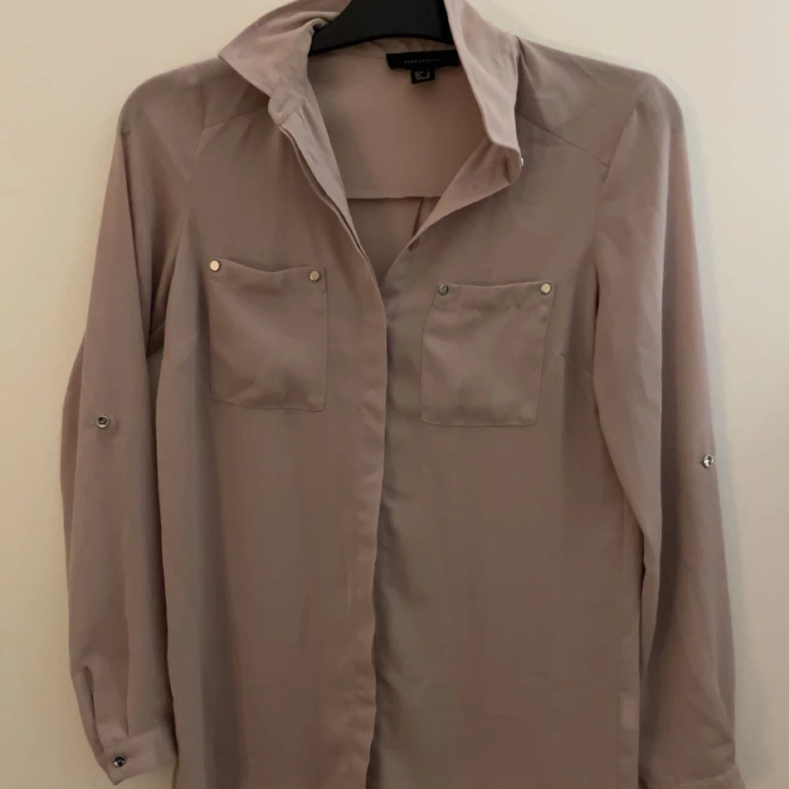 Beige/rosa blus med fickor