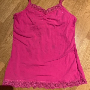 Rosa linne med spetsdetaljer - rosa linne med spets och rhinestones (vissa har lossnat med inget man tänker på) 💓💓i bra skick, storlek xs