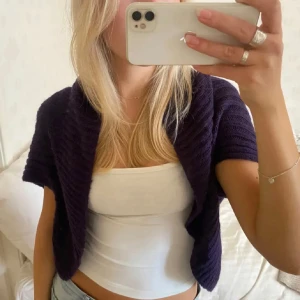 Mörklila stickad bolero - Mörklila stickad kofta/bolero med korta ärmar. Inga defekter💜 passar de flesta storlekar!!