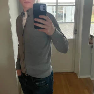 Grå Stenströms kofta - Grå kofta från Stenströms. 100% merinoull. Väldigt skön och snygg. ——- Storlek: S, modellen är 186 och tröjan är lite kort. Skick: 9/10. Kontakta oss för fler bilder eller info!🙌