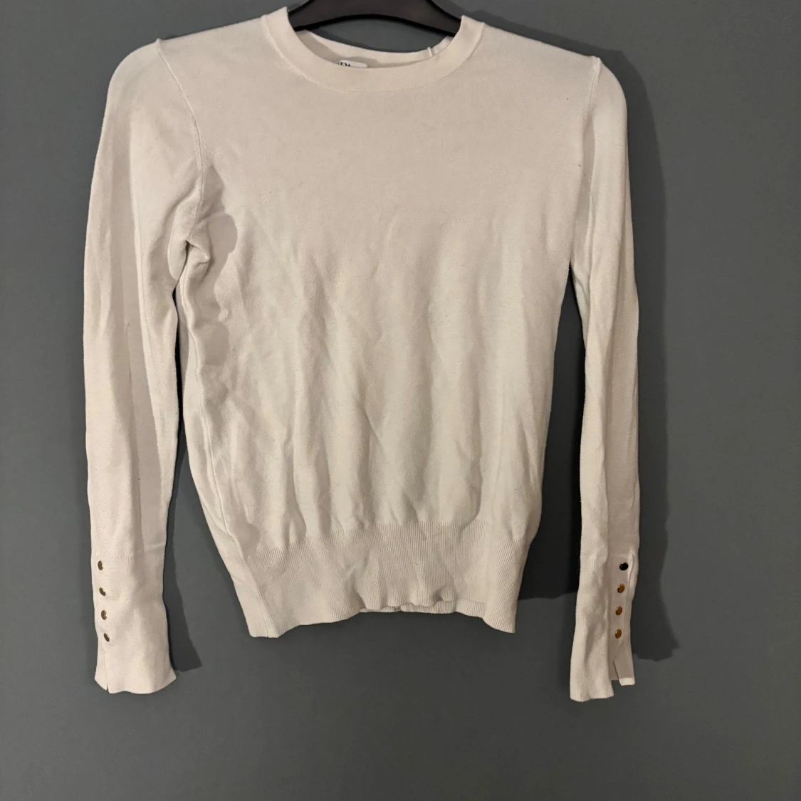 Beige/vit tröja med guldknappar