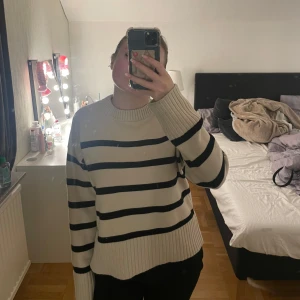 Randig stickad tröja - Säljer en mysig stickad tröja med breda svarta och vita/beiga ränder. Jätte mysig. Storlek xs men passar s. Nypris 350 men säljer för 200. Priset kan diskuteras