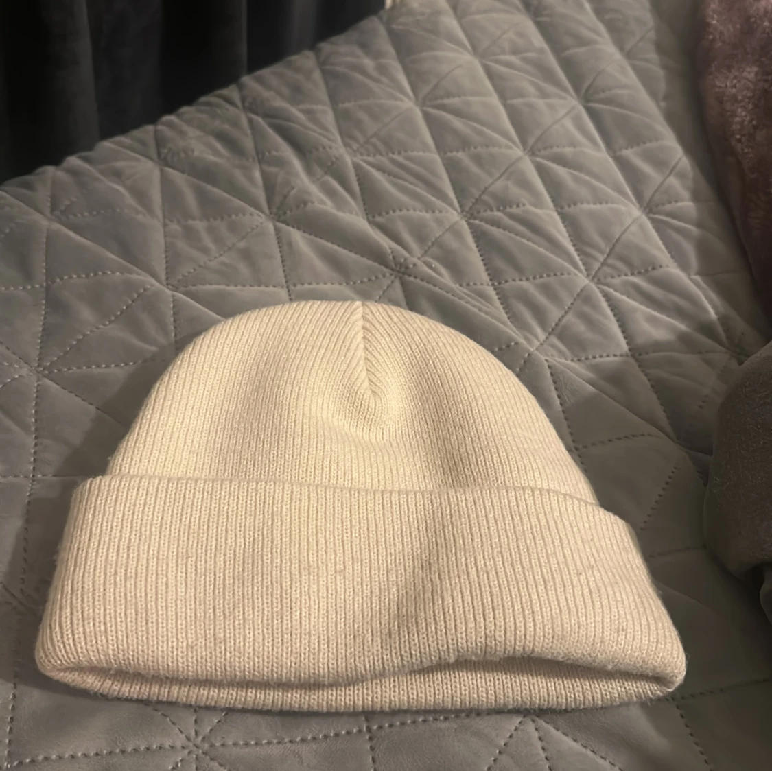 Vit stickad mössa från Levi's - 1