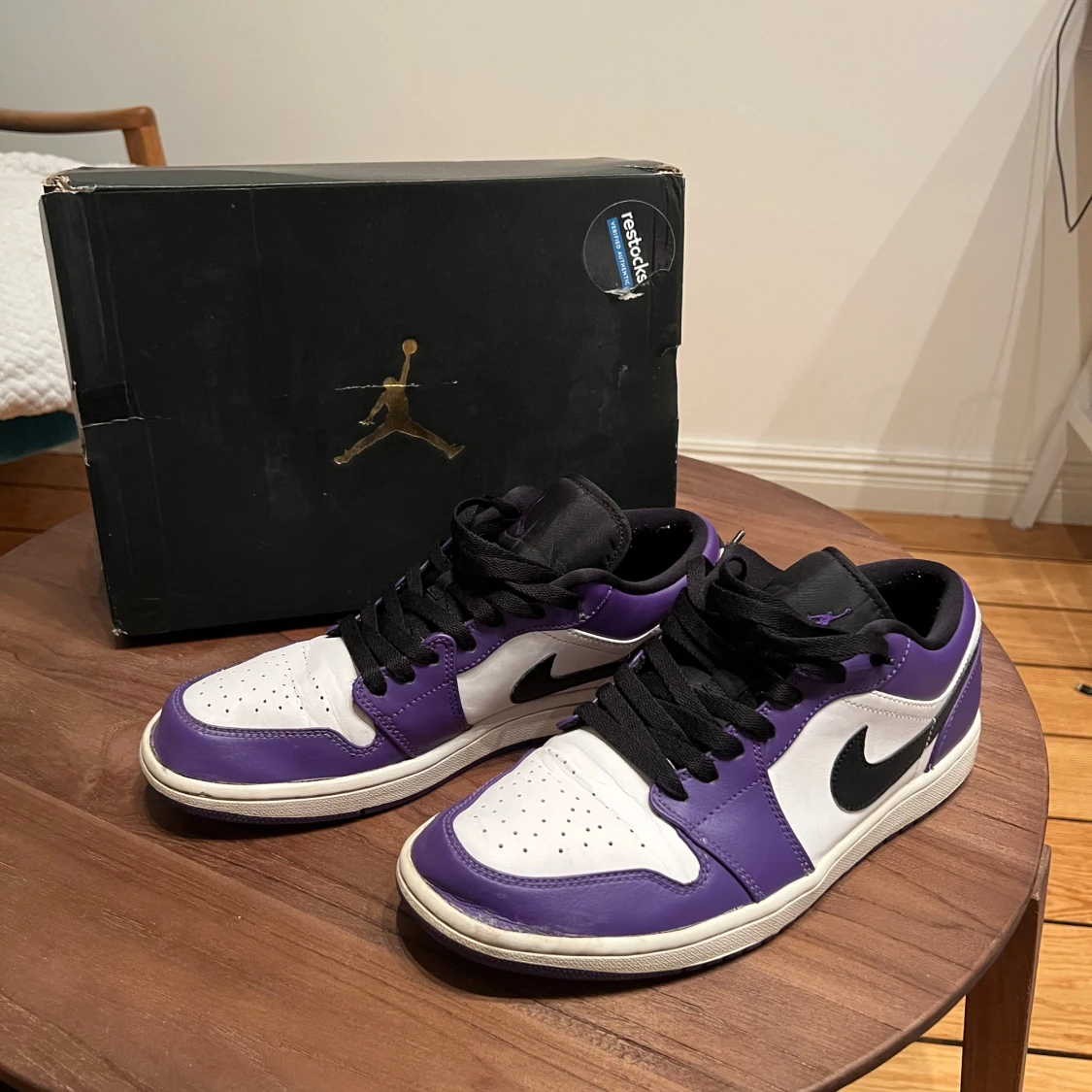 Nike Air Jordans i lila och vit - 1