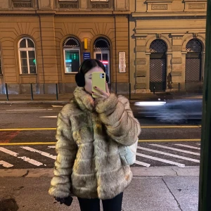 Pälsjacka fur coat - Pälsjacka, storlek 38, endast använd på en weekendresa, så är i jättefint skick. Jackan är varm och är i faux fur. Knäpps med hylsor, se bild 3.   💌