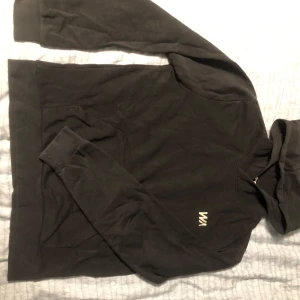Svart hoodie från WARR - Säljer en svart hoodie från WARR med tryck på ryggen. Den har en klassisk design med långa ärmar och en bekväm huva. Perfekt för en avslappnad stil. 🖤