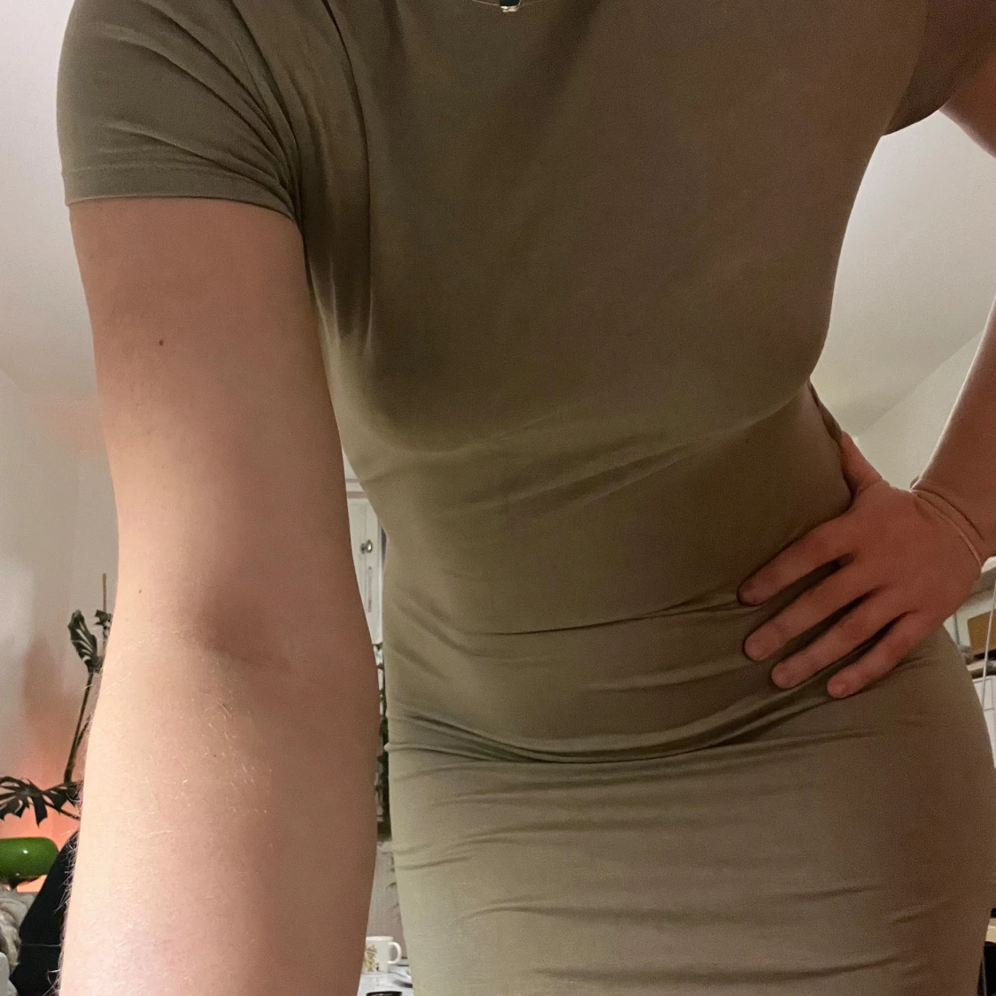 Grön  långklänning med öppen rygg - 3